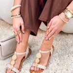 Sandałki płaskie ze Złotemi blaszkami Beżowe – Golden Touch 2