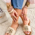 Eleganckie klapki ze złotą aplikacją i dżetami Beżowe – Golden Promise 3