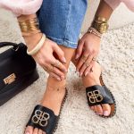 Eleganckie klapki ze złotą aplikacją i dżetami Czarne – Golden Promise 4