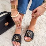 Eleganckie klapki ze złotą aplikacją i dżetami Czarne – Golden Promise 3