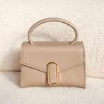 Torebka z rączką oraz podłużną owalną klamrą Beżowy – Oval Touch 1