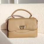 Torebka z okrągłą rączką zamykana na sprzączkę Beżowy – Round Grace 1