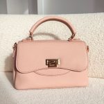 Torebka z okrągłą rączką zamykana na sprzączkę Pudrowy – Round Grace 1