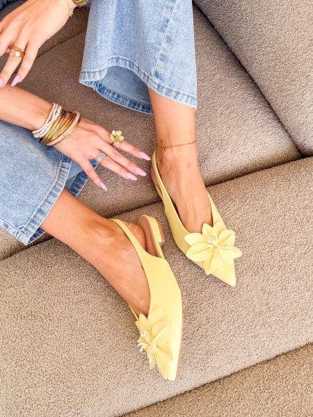 Czółenka z kwiatem slingback Bananowe – Flosling 1