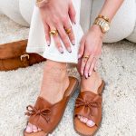 Klapki z plecioną kokardką Camelowe – Woven Bow 2