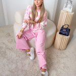 Komplet damski: bluza w paski + spodnie rozkloszowane Różowy – Linevera 1