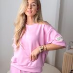 Komplet masełkowy: bluzka z naszywką + spodnie ze ściagaczami Pudrowy – Velmira Lounge 4