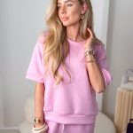 Komplet masełkowy: bluzka z naszywką + spodnie ze ściagaczami Pudrowy – Velmira Lounge 5