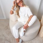 Komplet masełkowy: bluzka z naszywką + spodnie ze ściagaczami Biały – Velmira Lounge 1