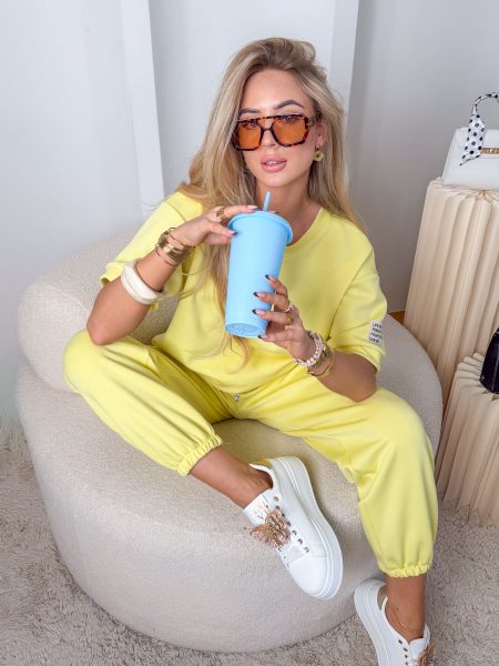 Komplet masełkowy: bluzka z naszywką + spodnie ze ściagaczami Bananowy – Velmira Lounge 1
