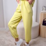 Komplet masełkowy: bluzka z naszywką + spodnie ze ściagaczami Bananowy – Velmira Lounge 2