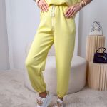 Komplet masełkowy: bluzka z naszywką + spodnie ze ściagaczami Bananowy – Velmira Lounge 3