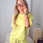 Komplet masełkowy: bluzka z naszywką + spodnie ze ściagaczami Bananowy – Velmira Lounge 4