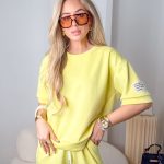 Komplet masełkowy: bluzka z naszywką + spodnie ze ściagaczami Bananowy – Velmira Lounge 5