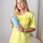 Komplet damski z dekoltem łódka + aplikacją róży Bananowy – Floréline 4