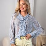 Bluzka koszulowa z żabotem i falbanami Błękitny – Raffiné 2