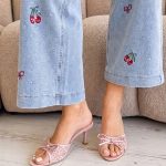 Klapki na obcasie z siateczką i haftem Pudrowe – Embrovia Heel 2