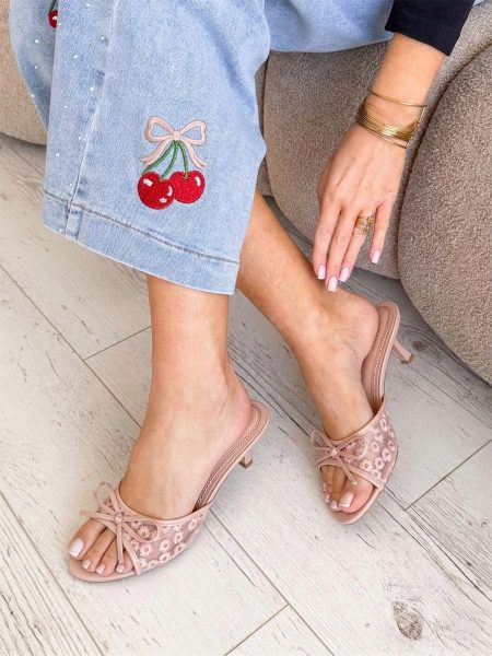 Klapki na obcasie z siateczką i haftem Pudrowe – Embrovia Heel 1