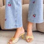 Klapki na obcasie z siateczką i haftem Bananowe – Embrovia Heel 3