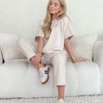 Komplet z wiskozy: podwinięte spodnie i bluzka z broszką Śmietankowy – Viscoria Set 2