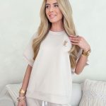 Komplet z wiskozy: podwinięte spodnie i bluzka z broszką Śmietankowy – Viscoria Set 3