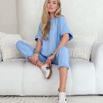 Komplet z wiskozy: podwinięte spodnie i bluzka z broszką Błękitny – Viscoria Set 2