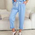 Komplet z wiskozy: podwinięte spodnie i bluzka z broszką Błękitny – Viscoria Set 5