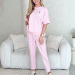 Komplet z wiskozy: podwinięte spodnie i bluzka z broszką Pudrowy – Viscoria Set 1