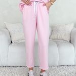 Komplet z wiskozy: podwinięte spodnie i bluzka z broszką Pudrowy – Viscoria Set 5