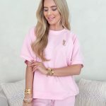 Komplet z wiskozy: podwinięte spodnie i bluzka z broszką Pudrowy – Viscoria Set 3