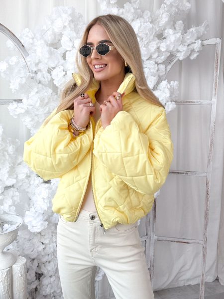 Kurtka wiosenna z poszerzanymi rękawami Bananowy – Flarella 1