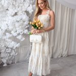 Sukienka maxi z haftem i górą bandeau Biała – Maximbra 1