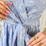 Sukienka koszulowa z haftem Błękitna – Shirtembra 4