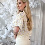 Koszula damska haftowana z bufiastymi rękawami Żółta – Puffella 3