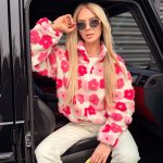 Kurtka wełniana w kwiaty ze stójką Fuksjowa – Woolflora 1