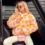 Kurtka wełniana w kwiaty ze stójką Pudrowa – Woolflora 1