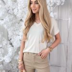 Bluzka z dekoltem w serek Beżowa – Vellina 1