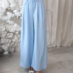 Spodnie materiałowe eleganckie z zakładkami i paskiem Błękitne – Pleatessa 1