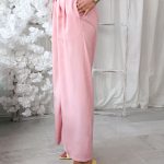 Spodnie materiałowe eleganckie z zakładkami i paskiem Różowe – Pleatessa 2