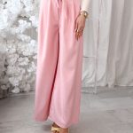 Spodnie materiałowe eleganckie z zakładkami i paskiem Różowe – Pleatessa 1