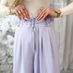 Spodnie materiałowe eleganckie z zakładkami i paskiem Liliowe – Pleatessa 6