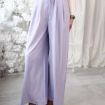 Spodnie materiałowe eleganckie z zakładkami i paskiem Liliowe – Pleatessa 5