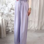 Spodnie materiałowe eleganckie z zakładkami i paskiem Liliowe – Pleatessa 1
