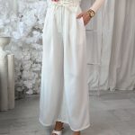 Spodnie materiałowe eleganckie z zakładkami i paskiem Śmietankowe – Pleatessa 2