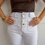 Spodnie jeansowe z ozdobnymi guzikami i kieszeniami Białe – Buttonique 2