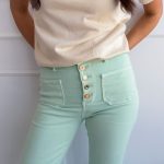 Spodnie jeansowe z ozdobnymi guzikami i kieszeniami Miętowe – Buttonique 2