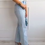 Spodnie jeansowe z ozdobnymi guzikami i kieszeniami Jasny jeans – Buttonique 1