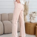 Spodnie jeansowe z ozdobnymi guzikami i kieszeniami Pudrowe – Buttonique 4