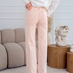 Spodnie jeansowe z ozdobnymi guzikami i kieszeniami Pudrowe – Buttonique 3