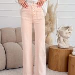 Spodnie jeansowe z ozdobnymi guzikami i kieszeniami Pudrowe – Buttonique 1